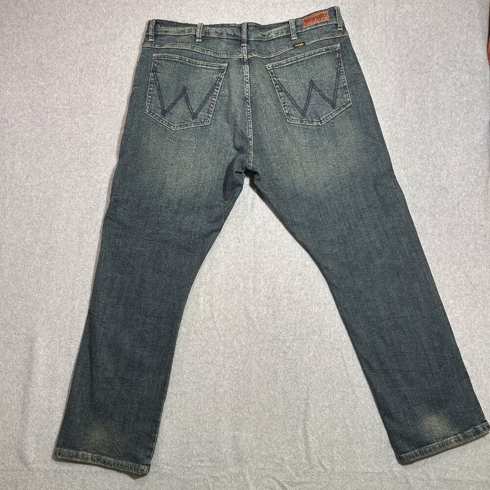 Wrangler Mens Jeans 38x30 Straight Fit Medium Wash - Picture 2 of 7